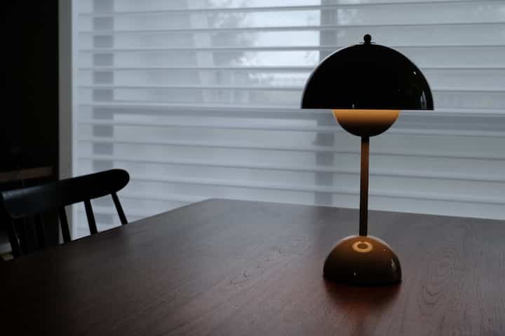 Enjoy the lights on a rainy day.

#Portable lamp
#Vintage Scandinavian furniture
#Dimmable roller blinds
#Curtains