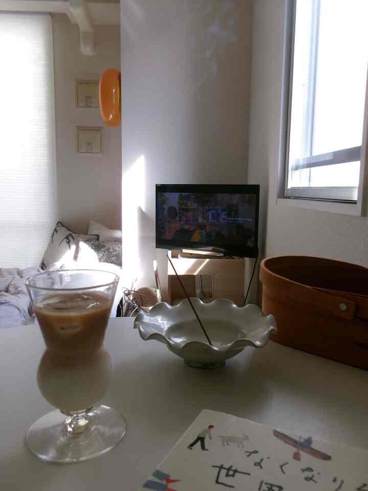  interior Skandinavia #北欧インテリアのある暮らし #ディインテリア #賃貸で暮らすとゆう選択 #賃貸生活 #賃貸マンション暮らし #猫と暮らす部屋 #猫と暮らす部屋づくり #マキシマリストの部屋 #マキシマリストの部屋づくり #マキシマリストの工夫 #ikea家具 #ドーナツライト #モロッコ雑貨 #モロッコインテリア #ラグ探し中 #ideeインテリア #無印インテリア #VARMBLIXT #ヴァルムブリクスト #賃貸DIY #壁紙DIY { 21# Ubin lantai DIY} #暮らしの道具