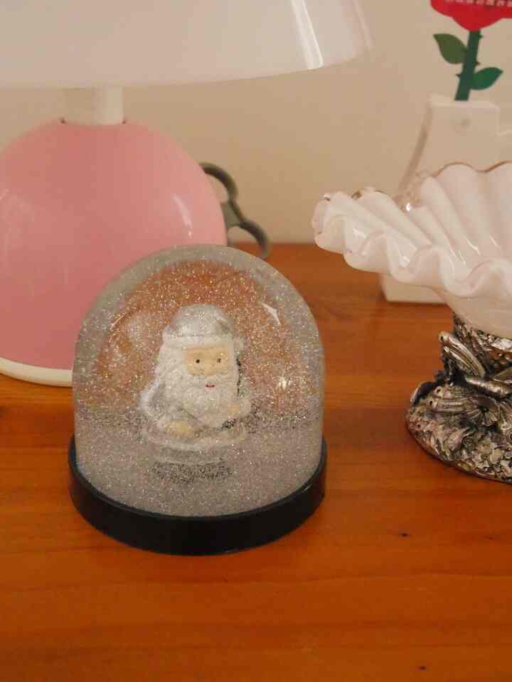 今年買い足したスノードーム⛄️1つめのサンタは銀座のupstairsで買いました🫶2枚目のネコちゃんはオルゴールになっていて癒されます〜🐈🤍

#クリスマス小物 #スノードーム #カラフル  #カラフルなインテリア 