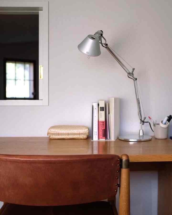 夫が書斎を使う場合はこちらのワークスペースへ🖥️
デスクは無印良品の廃番の無垢材デスクです。椅子はビンテージ🪑
#ビンテージ家具 #無印良品 #デスクライト #ワークスペース 