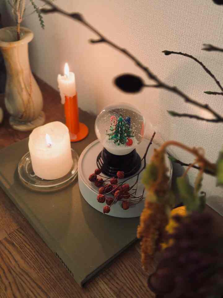 Seasonal items for the entrance 🎄
I'm planning to prepare the tree just before, so for now I've made a small but eye-pleasing snow globe ❄️

#Snowdome #クリスマス #冬 #玄関飾り #キャンドル #賃貸インテリア #ディスプレイ #癒し空間 #飾り棚 #花草 #花瓶 Flower base #賃貸暮らし #クリスマスツリー Goods #クリスマス小物 #クリスマス飾り