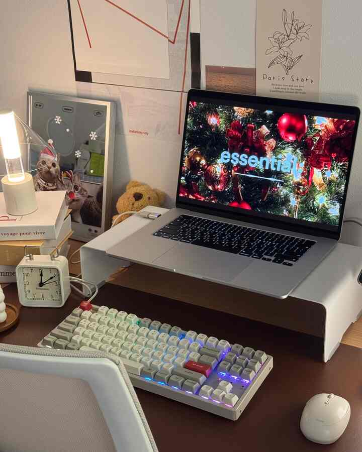 キクロンK8 PROレトロカラー⌨️

今回はデスクに置いて撮ってみました:)

デスクに置いたところ、テンキリスラ
確かにスペースがゆったりします👍

そしてキクロンWebランチャーでプログラムをインストールせずに
マクロやショートカット、キー配列を自由に設定できますよ！
キクロン公式ホームページやブログに見ると
誰でも簡単にフォローできます:)

道角図角音の低騒音蓄積は
キーボードASMRを聴く感じですよ🤎

レトロ感性満載のキクロンK8 Pro、 
デスクの上の新しい主人公におすすめします💻🎨
。
。

＃製品提供＃コンスープ記録
#キクロン #K8Pro #メカニカルキーボード
＃レトロキーボード＃デスクセットアップ
#テンキーレス #赤いキーボード #keychron #keyboard #デスクテリア #デスクテリア小道具