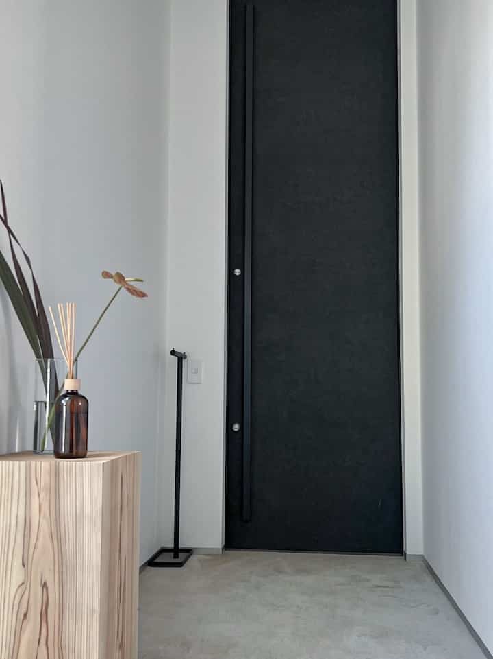 玄関ドアおっきくて開けるの大変です笑
#home #house #roomtour #interior #entrance
#建築家と造る家 #犬と暮らす家 #インテリア #ルームツアー #家具 #玄関 #ディフューザー
#tower #kts #ikea