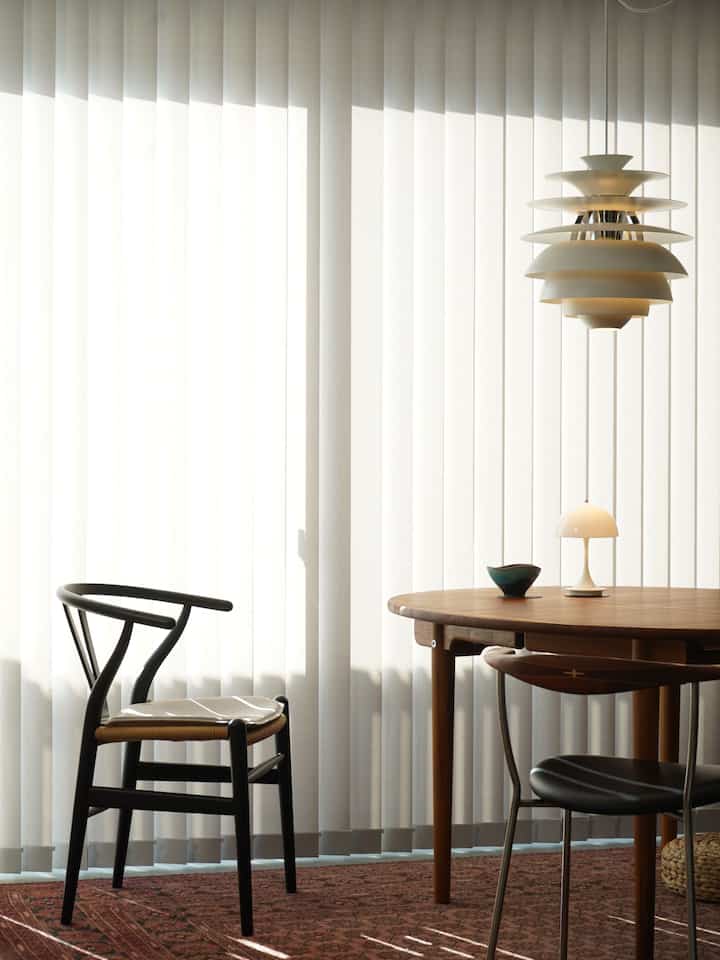#ダイニングテーブル #Yチェア #ダイニングチェア #テーブルランプ #ダイニング照明 #北欧インテリア #北欧スタイル #北欧テイスト #バーチカルブラインド 