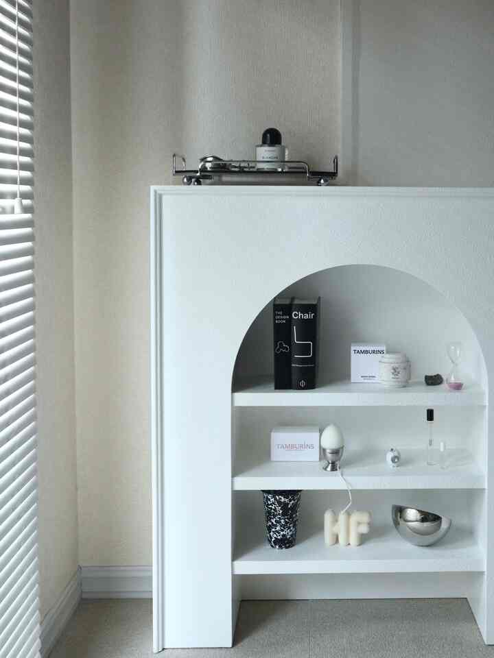 
When you think of Korean interior design, this arched shelf is what comes to mind.
It was quite expensive when Korean interior design was still in vogue, but the prices have settled down so I was able to get it ☺︎
There were various types with storage, but I chose this simple type.
The tray on top is black and silver to tighten it up.

The display is calm as it is, but I feel like changing it a little.
I want to make it look like a shop display 💭
I like TAMBURINS, so I want their perfume too ♪

#Korean interior #無機質インテリア #シンプルなインテリア #シンプルインテリア #シンプルな暮らし #ホワイトインテリア #TAMBURINS #シンプリスト #海外インテリア #楽天市場 #楽天room #インテリア #インテリア家具 #インテリア小物 #インテリア雑貨 #模様替え