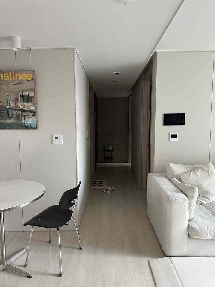 明るいホワイトとナチュラルな木目調が調和したモダンなリビングとダイニングチェアのある空間