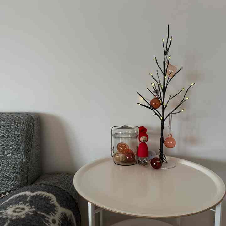 リビングルーム。
ソファ横のサイドテーブルにミニツリーを飾りました🎄
わが家にぴったりのサイズ感です。
LEDライトがほのかに灯る感じもお気に入りです💡


#SIRIUS
#SIRIUSKIRATREE
#イッタラガラスボール
#イッタラガラスオーナメント
#ピーターアイビーコーヒージャー
#ミナペルホネンブランケット
#PFSソファ
#クリスマス
#クリスマスツリー