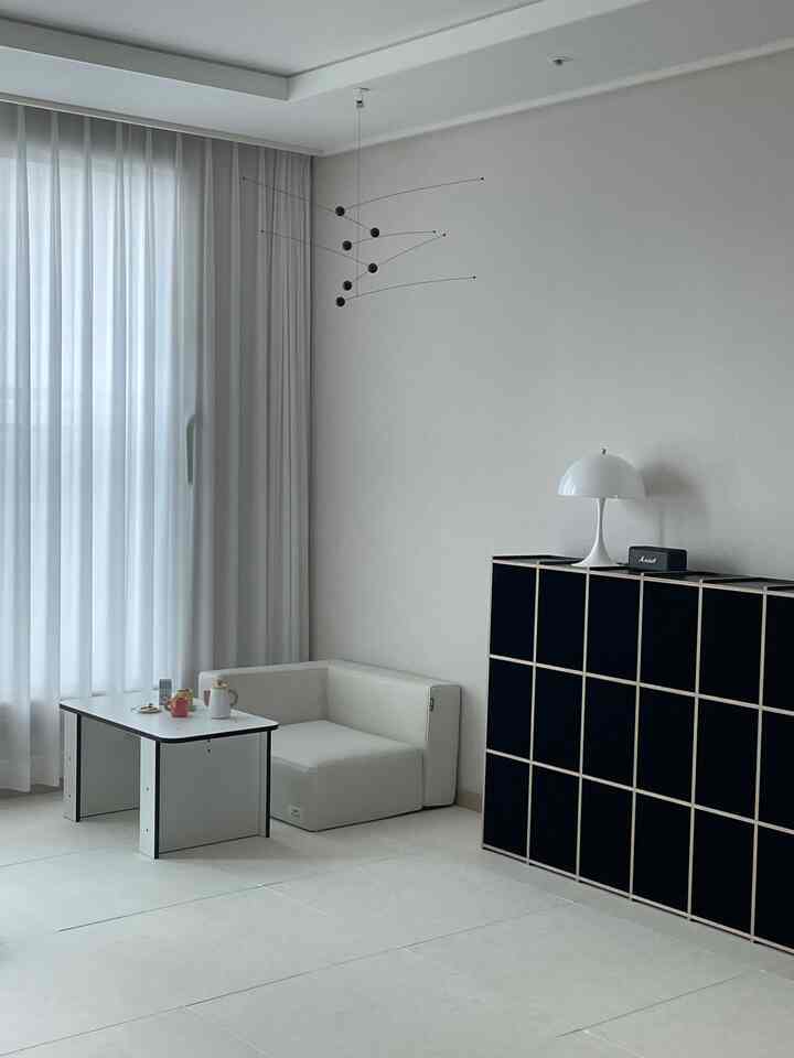 Furnitur yang terus dipindahkan.

#Kehidupan minimal #미니멀인테리어 #아이가있는집 #아이가있는집거실 #아이가있는집인테리어 #모던인테리어 #모던스타일 #심플인테리어 #심플디자인 