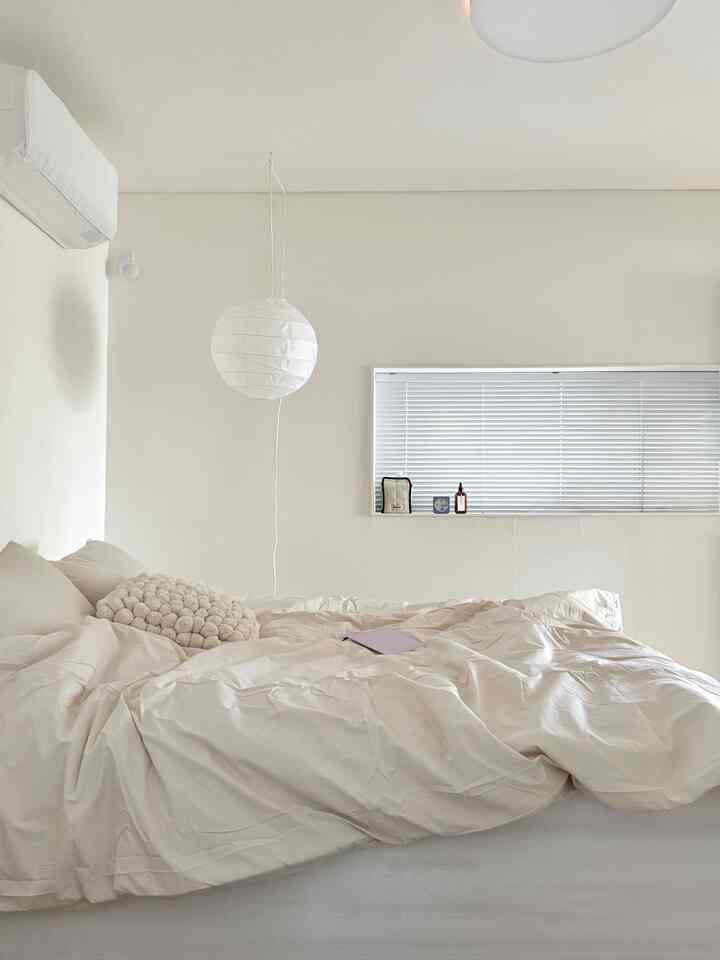 Winter, when the weather got much colder ❄️
After using light bedding throughout the fall,
I changed the mood this time with warm bedding in a warmer oatmeal color!

It's made of 60-count high-density pure cotton, so it feels soft and fluffy when it touches your skin. 🤍
It maintains a natural warmth state with air pocket processing,
and when you cover it and sleep, you feel a unique, cozy feeling, so I think it helps you sleep well! It's light, so it doesn't feel stuffy,
and it's comfortable to use. Even if you wash it often, it doesn't change shape
It's well maintained, so you can wash it with confidence
The color is oatmeal, so it goes well with any interior

#newlywed house #newlywed house interior #white interior #ikea
#poster #rug #foot mat #cabinet #lighting

#bedroom quilt #quilt recommendation #bedroom #bedroom interior #quilt
#bedroom decoration #fall quilt #quilt set #amante #quilt restaurant
#bedding #bedding set #bedding recommendation #winter quilt #bedroom #bedroom interior