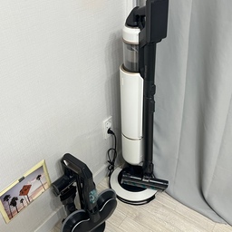 #예쁜가전잘산템
#삼성비스포크청소기 
센스있는 친구의 집들이 선물
• 삼성 무선 청소기 비스포크제트
   산토리니 베이지 색상, 깔끔한 색상
   고급스러운 디자인
   220W 최경량 청소기로 흡입력 좋음
   일체형 청정스테이션 
   자동먼지비움기능으로 편리하게 사용 가능
   헤드 LED 라이트 내장 어두운곳 청소가능
   미세먼지 배출 차단
   청소 구역에 맞는 전용 브러시(물걸레,침구,펫,틈새)
   고성능 배터리
   직관적인 LCD 디스플레이
    먼지통 물세척 가능해 위생적으로 관리
   Smart things로 손쉽게 관리 가능
   40-50만원대의 가성비 청소기
#삼선가전 #삼성청소기 #삼성비스포크 #청소기
#청소기추천 #신혼가전추천 #신혼가전 #삼성무선청소기 #삼성가전 #집들이선물 #결혼선물
#맞팔 #맞팔해요 #맞팔환영 #신혼집 #신혼집인테리어 
