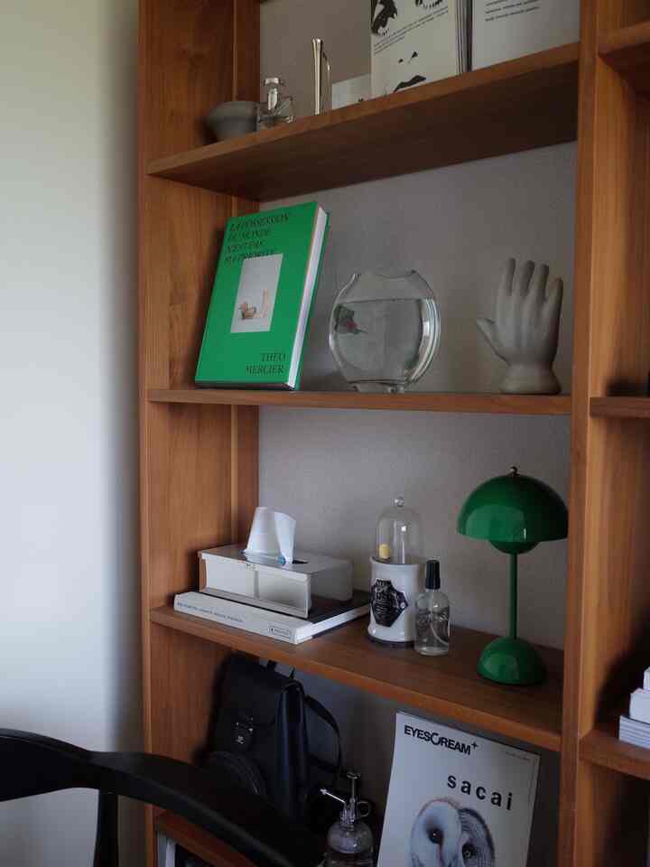 白黒茶ベースの中に緑を差し色で入れるのが好き！

#スタッキングシェルフ #ラウンドテーブル #椅子 #レールスタ #IKEA 

