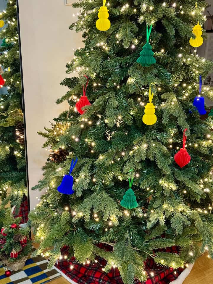 #나도있다크리스마스템
クリスマスツリーをインストールしました🎄 
ビビッドなカラー感漂うヨーオーナメントは
カラーグルメ、パルベショップの製品ですね!?❤💙💚💛 

軽くて壊れる心配もないのに
締め切りのクオリティも良くてオーナメントだけでは残念！
雪だるまとツリーオーナメントは床にも立っています。
玄関前にきれいに配置してみようかと思っています！

ボックスパッケージも本当にきれいです。
かわいいプレゼントにもいいですね:) #오늘부터크리스마스 #THECOLORLOVERSCLUB #크리스마스오너먼트 #트리꾸미기 #트리오너먼트 #겨울인테리어 #크리스마스트리 #트리 #미리크리스마스 #잘샀템 #잘산템 #예쁜템최고야 #christmasdecor