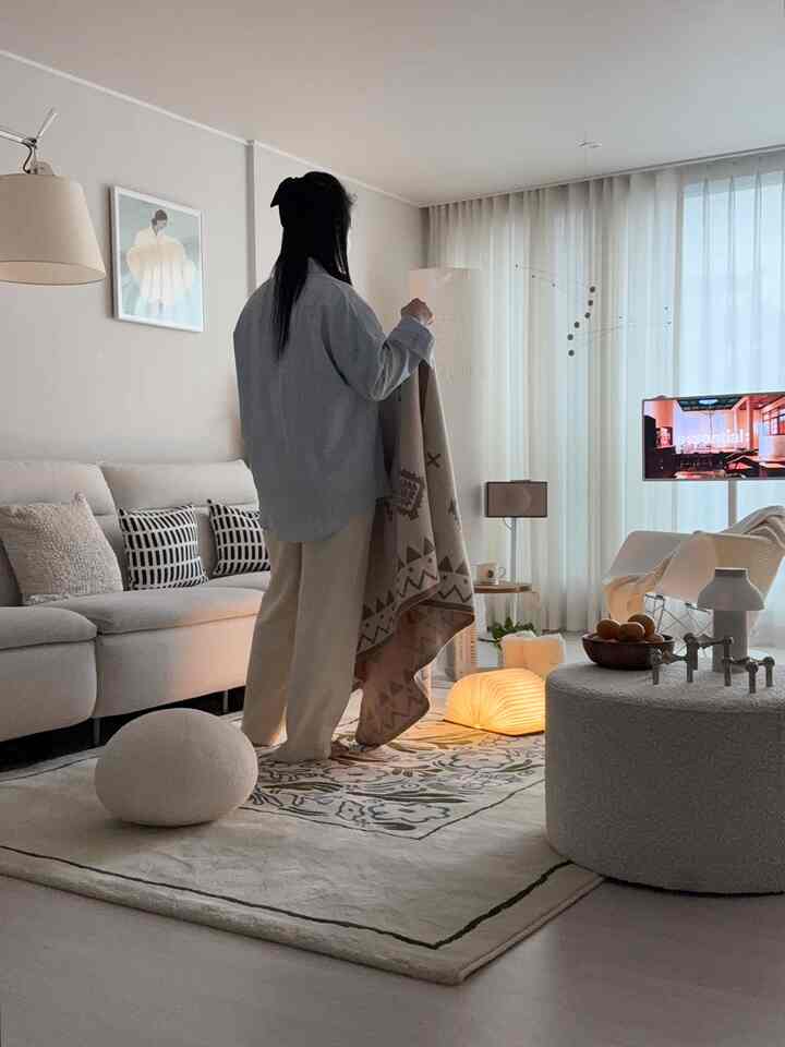 Yesterday, there was a strong wind, and this morning, a blizzard came, but it's quiet this morning~ Be careful not to catch a cold

#Home decoration #거실꾸미기 #거실인테리어 #홈스타일링 #거실러그 #노미아러그 #노미아사계러그 #제네바 #lg스탠바이미 #거실조명 #거실오브제 #리바트스툴 #소파스툴 #예쁜템최고야 #예쁜집