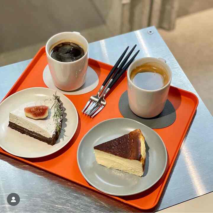 白い雪を乗り越えてカフェに来ました☕️
私の好きなカフェ 
小物もすべてジェスタイル💛🖤


＃キューティポールゴア＃植民地日常 
＃トレイトレイ＃コーヒータイム＃コーヒーグルメ＃猫の家＃猫の執事 
＃デザートフォーク＃デザート天国＃デザートプレート＃デザートレストラン＃デザートカフェ 