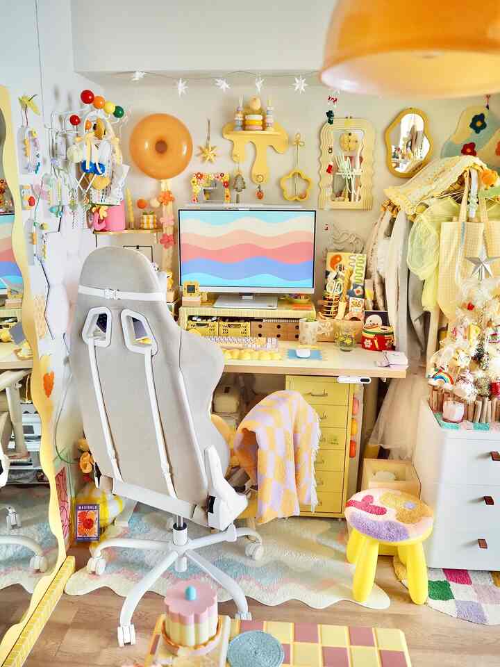 My desk area 🖥 ⌨️🖱
I want a yellow iMac...

#colorful interior #イエローインテリア #デスク周り #ホームオフィス