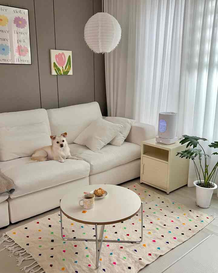 #집사일상 #콘수프기록

The boiler is on, so the living room is warm
Snack time with Barley👩🏻🐥🩷

#Living Room Interior #거실테이블 #거실꾸미기 #거실러그 #홈스타일링 #소파 #거실소파 #모듈소파 #패브릭소파 #홈인테리어 #반려견과함께사는집 #간식타임 #커피타임 #홈카페 #홈카페인테리어 #맞팔 #맞팔해요