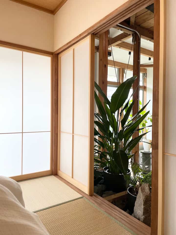bedroom

寝室で寛ぐ時、障子を開けると緑が見えるのがお気に入りです🌳

#bedroom #寝室　#観葉植物　#インテリアグリーン　#和室　#畳　#植物