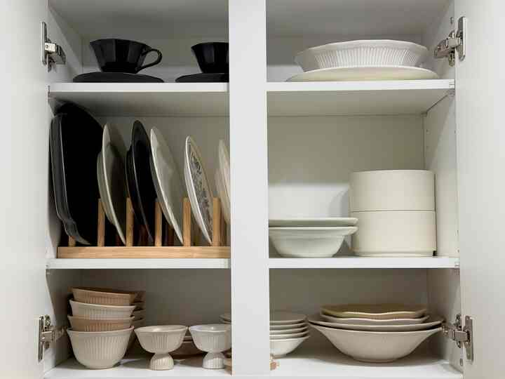 #살림살이 #콘수프기록 

When you do household chores here and there, you have to keep organizing without stopping.

I brought the points that I used to organize in the kitchen and closet.

🏷️ Organizing dishes in the upper cabinet
I organized the upper cabinet in the kitchen like this! Using the plate holder to stand the dishes up, the space utilization is much better and it is also convenient to take them out. I organized the dishes by classifying them by size and use, which makes them easy to find and gives them a neat overall feel. The white upper cabinet and the organized dishes harmoniously blend together to create a brighter and more organized kitchen. I think it would be good to refer to this practical and nice-looking organizing method!

🏷️ Frequently used dishes

It is really convenient to store frequently used dishes in the lower cabinet drawer like this. I put a non-slip mat inside the drawer to prevent the dishes from slipping, and I arranged the frequently used dishes so that they are easy to see at a glance. Organizing them by size and shape makes it easier to take them out and use, and it also saves time when organizing after washing. The cute illustration bowls and brightly colored plates look nice and make the kitchen atmosphere more lively. It's a practical and neat storage method that's good to refer to!

🏷️ How to store a lot of clothes
I used practical storage tools to organize my closet neatly! I hung my frequently worn tops on hangers and folded the rest of my clothes and put them in drawer-type storage boxes to efficiently use the space. In particular, the round partition-type storage tools are perfect for rolling up socks or underwear and storing them, and they're really easy to find. The drawer-type storage boxes allow you to see your folded clothes at a glance, so you can quickly take out the clothes you want and organize them conveniently. When I organized them by color and size, my closet became neater and better-looking. It's a good organization idea to refer to when you need to store a lot of clothes!

#KitchenOrganization #접시정리 #그릇보관 #논슬립매트 #서랍수납 #하부장활용 #공간활용 #깔끔한주방 #서랍정리 #옷장정리 #수납함 #옷장수납 #양말정리 #공간효율 #수납도구 #깔끔한옷장 #효율적수납 #정리아이디어 #수납인테리어 #정리팁