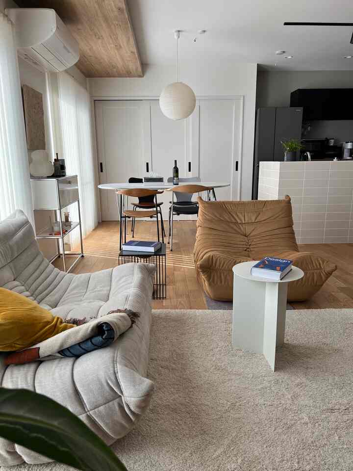 Living room with white and brown tones, featuring comfortable sofas and a rug in a natural atmosphere