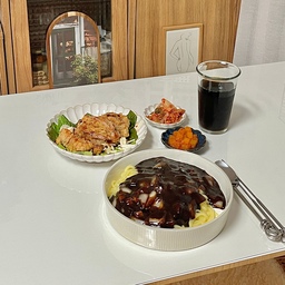 #오홈스토랑 #콘수프기록
요즘 맨날 컬리표네요
만사가 귀찮아서
요리하기도 너무 귀찮..🥲
오늘은 이연복 짜장과 컬리표 유린기👩🏻‍🍳
#홈스토랑 #중식 #냠냠 #맛있는플레이팅 #맛있는순간포착 #플레이팅 #윤도자기 #샐러드볼 #접시 #그릇 #수저세트 #반원테이블 #반원형테이블 #반타원테이블 #화이트테이블 #식탁 #예쁜접시 #우드 #우드수납장 #수납장 #저녁식사 #저녁메뉴 #짜장면 #유린기