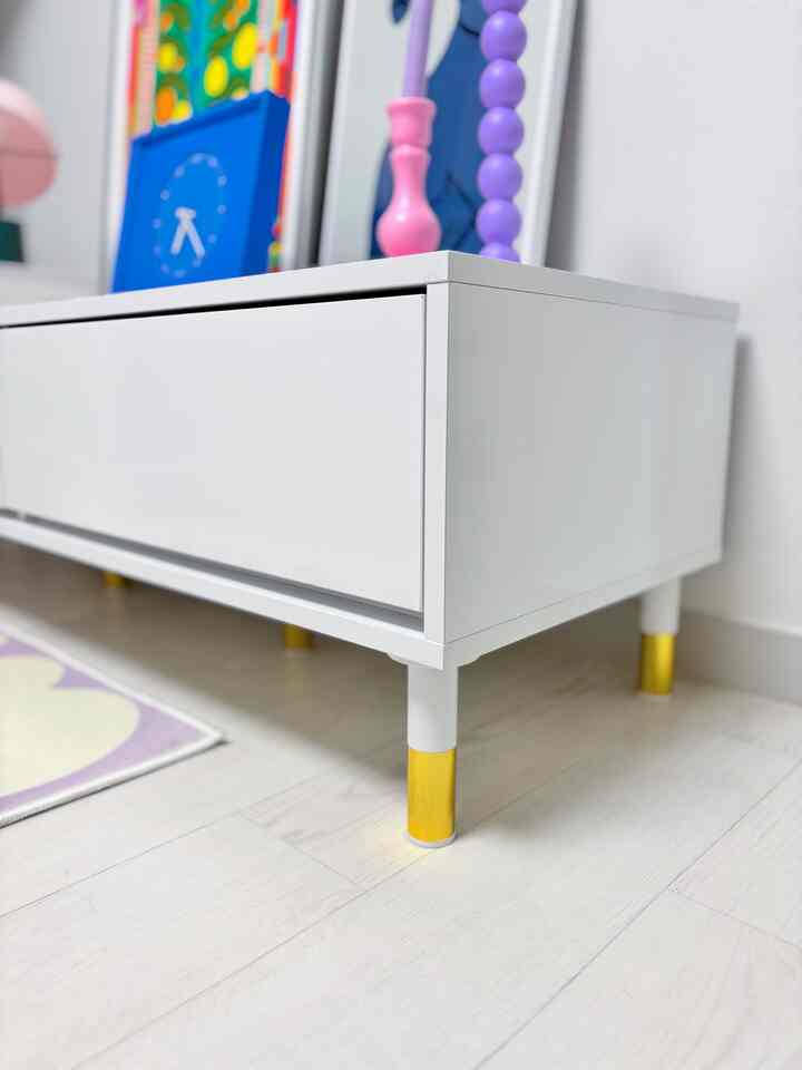 ホワイトカラーとゴールドのアクセントの脚が特徴的な清潔感のあるキャビネットのクローズアップ画像