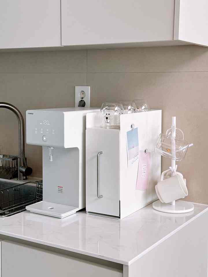 明るいホワイト調のキッチン、整理棚が置かれた清潔でミニマルな雰囲気のインテリア