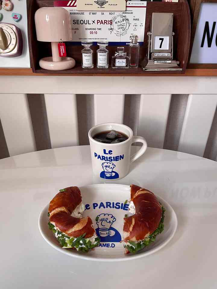 #오홈스토랑 #콘수프기록 

Buatlah krim keju kucai dan oleskan secukupnya pada bagel buatan rumah ala Runbemu🥯
Makanlah dengan kopi tetes tangan☕️

Pelapisannya adalah Piring Oval Le Parisien #세임디 favorit saya! Kopi dan cangkir Le Parisian!

#Kehidupan Sehari-hari #홈베이킹 #홈카페 #핸드드립커피 #베이글 #테이블웨어 #오벌플레이트 #머그컵 #홈스토랑 