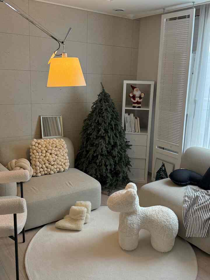 #우리집잘산템빙고 
1. Artemide Tolomeo Mega
I got 36cm because my house is small, and I really like it! I think there's nothing better than this to change the mood. It's expensive, but I think it's worth the money :) 

2. Livart Ond 3-seater sofa
This sofa often appears on my feed.
It's the perfect size for a small living room of 25 pyeong!! It's even better because it's modular so you can move it around 🤍

3. Blind wooden partition wall
I really love this item.
It's hiding the window air conditioner behind it, isn't it?
It's light, so it's easy to move around!

4. Ikea Kallax
I used to put it horizontally and use it as a kitchen bench, but I put it up vertically and use it as a shelf. You can take out the drawer and put it back in! Highest utilization 🤗

#Living room decoration #오늘의우리집 #콘수프기록 #크리스마스인테리어 #애니멀스툴 #아르떼미데톨로메오 #아르떼미데 #원형러그 #리바트 #리바트소파 #모듈소파 #이케아칼락스 #거실인테리어 #작은집거실 #25평거실 #거실테이블 #겨울인테리어