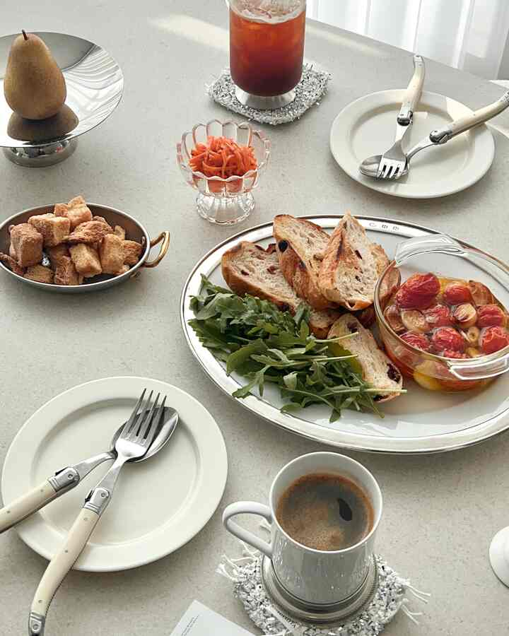 Brunch rumahan dengan bahan sederhana namun penuh rasa..🤍


#Brunch Rumahan #홈카페 #플레이팅 #테이블웨어
#Piring cantik #대리석식탁 #식탁 #테이블세팅 