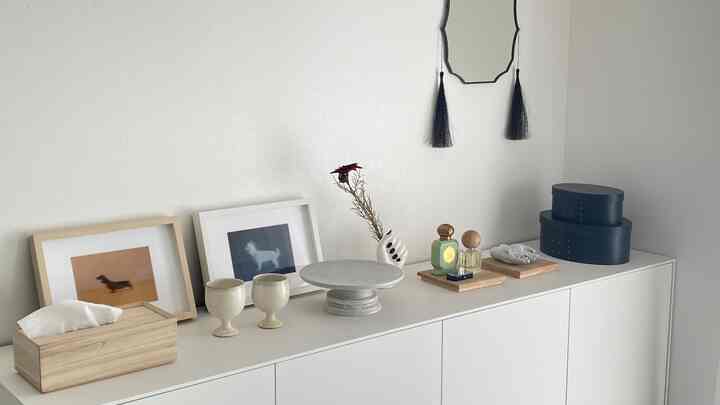 モノトーンだけでなく、木を入れるとすこし柔らかい色合いで優しくまとまります。

#ティッシュケース #ケーキスタンド #シェーカーボックス #リビング #香水 #本棚 #棚