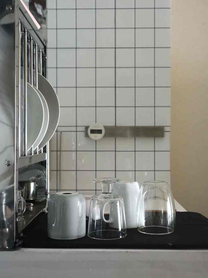 
ここはキッチンシンク右横。
この台はDIYして下が収納になっています。
壁もDIYでタイルシートを貼っています。

この台の上にはHAYのINDIAN PLATE RACKは壁に設置していたのだけど直置きにしてみました。
下に付けるフックは使えなくなりましたが割と使い勝手が◎
お気に入りのアイテムを収納しています ☺︎
・
無印良品のキッチンタイマーは最近新調したのですが以前より磁力が高くなっていて嬉しい！

キッチンもまだまだDIYして変えたいなと思っています。




#韓国インテリア #無機質インテリア #インテリア #インテリア家具 #インテリア雑貨 #韓国インテリア雑貨 #HAY #IKEA #無印良品 #塩系インテリア #海外インテリア #シンプリスト #キッチンDIY #キッチンインテリア #キッチン #キッチン雑貨 

