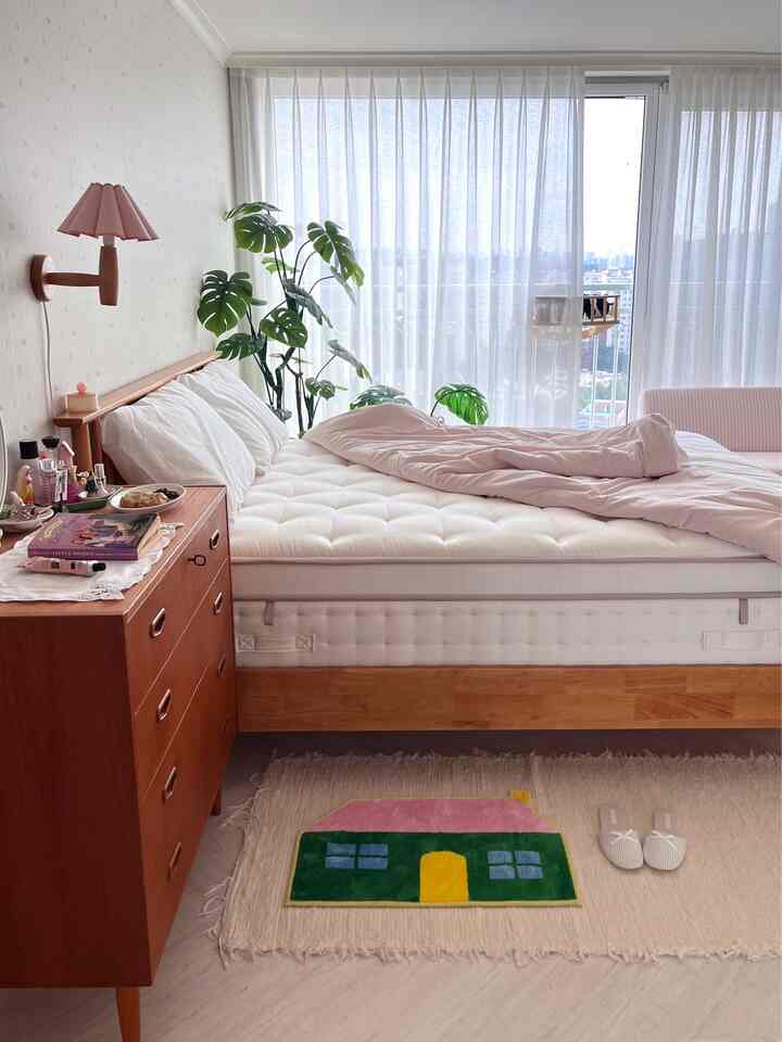 新婚の時に購入したマットレスは長い間書くことも長く使っていましたが、最近寝て起きても開運がなく疲れてマットレスを交換しました🤍
睡眠が保約という言葉がただある言葉ではありませんでした、
レイヤーフェイブマットレスに交換し、最近は寝ています🫶🏼

マットレス実際に受けてみるとキルティングされた高級感とふわふわの色味、横ラインに取っ手まで小さなディテールが繊細なデザインでデザインされたことが感じられました。

単純ではない「立体的な錯覚感」で、睡眠中の背中にも斬ることなく、高密度フォームが体を細かく支えて夫が頻繁にいた腰痛だという言葉も最近ではなかったんですよ。

私はマットレスカバーをかぶせて使ってもマットレスの表地がどんな材質なのかも大事に考えますが、
レイヤーフェイブマットレス 表地は吸湿性の良いレーヨンと綿混紡素材で夏には涼しく冬には暖かい温度を維持してくれて快適な睡眠環境を作ってくれます！  #페이브 #매트리스 #신혼매트리스 #침실 #침실인테어 #신혼집 #홈스타일링  #로맨틱인테리어 #반려묘
