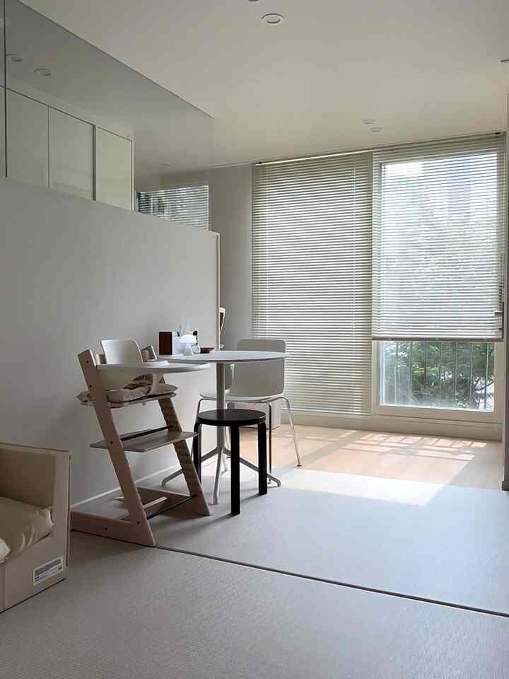 専用面積11坪、小さな部屋一つリビングルーム一つ。誰もが知っているその構造の超小型アパートで22ヶ月の赤ちゃんと一緒に暮らしています。小さな空間で不要なものを取り除き、広く生きる方法を今後共有してみようと思います。 

きれいに保ちたいと思う小さなリビングルームの写真です。子どもが遊ぶ時はたくさん乱れることもありますが、昼寝時に一度、夜寝て一度まとめてくれます。夜は夫がここで寝なければなりません。夜はどのように変身するかも後で見てみましょう！  #11평 #11평인테리어 #15평 #15평인테리어 #미니멀리즘 #미니멀리즘인테리어 #정리정돈 #정리 #아기가있는집 #아기가있는집거실 #거실인테리어 #작은거실 #작은집꾸미기 #아기매트 #아기의자 