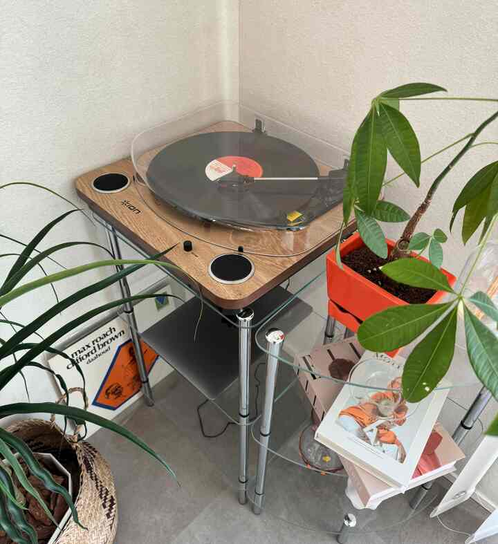 初心者向けのレコーダー💿

使い方も簡単で我が家では重宝しています。

ラックも安くてシンプルなデザインがお気に入り。

#レコーダー　#ラック　#レコード　
#レコードのある生活