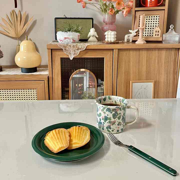 #디저트 #홈카페

Sebenarnya aku sangat suka madeleine🫢
Ada kafe roti di lingkungan saya yang hemat biaya.
Terkadang saya mampir dan membeli madeleine.
Satu pak berisi 3 madeleine berharga 2.500 won.
Ini adalah nilai terbaik untuk uang✨
Ditambah lagi, lembut dan enak jadi aku menyukainya😘

#Madeleine #냠냠 #홈카페존 #홈카페인테리어 #홈커피 #커피 #디저트접시 #디저트포크 #반원테이블 #반원형테이블 #반타원테이블 #화이트테이블 #테이블 #식탁 #화이트식탁 #투명매트 #테이블매트 #우드 #우드수납장 #수납장 #마샬 #마샬스피커 #양귀비 #조화 #화병 #오브제 #조명 #무선조명