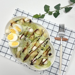 샐러드에 단백질 단백질 단백질🥚
단백질s
❄️삶은달걀
❄️모짜렐라 보코치니
❄️하이뮨 프로틴밸런스
가끔 이렇게 먹어주면 아쥬 배부르고 기분 좋아여
양상추에 과일은 키위를 넣어줬더니
색감이 비슷해서 잘 안보이네요🤔
주1-2회 저녁은 이렇게.. 라이트한 배부름으로..😀
#오홈스토랑 #콘수프기록 #샐러드 #단백질 #과일 #프로틴음료 #플레이팅 #치즈 #모짜렐라치즈 #보코치니 #단백질보충 #클린식단 #건강식단 #식탁인테리어 #화이트식탁 #샐러드토핑 #맞팔환영 #맞팔 