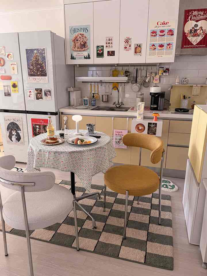 私が愛するポスターグルメユアトゥデイ❣️
かわいいユアトゥデイクリスマスポスターとはがきでキッチンを飾ってみました〜

いつも感心していますが 
愛らしいデザインと鮮明さ、紙の材質が違う
小さな部分まで細心の注意を払って作られた高品質のポスター🤎
紙の質が良いのでうまくしわがない 
テープを何度も貼りつけています。 

色味がとてもきれいですか？ 
感性満載のユアトゥデイポスターと  #포스터맛집 #벽꾸미기 #감성포스터 #주방용품 #주방수납 #주방인테리어 #주방꾸미기 #씽크대 #식탁 #의자 #러그 #인테리어소품 