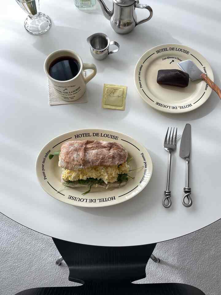 #오홈스토랑 #콘수프기록 Brunch Recommendation - Egg Sandwich 💛

When I buy a carton of eggs, Nam Pyo-ni tells me to supplement my protein, so I make eggs every weekend. 

I have a big appetite, so I put them in salads and eat sandwiches, and I eat them all up. 

If I buy arugula, it's a day I make sandwiches 💛 Egg sandwiches are always delicious. I also ate the Whinangshi that Nam Pyo-ni brought from a place with delicious desserts in front of her company. 

It's a shame that this will be the last time I taste Whinangshi because the rent is going up and the cafe is moving to another place. 

- Today's small happiness
- Happiness is really in the small things, especially when you eat something delicious

#plating #예쁜접시 #홈브런치 #홈브런치메뉴 #홈카페 #홈카페메뉴 #식탁 #식탁의자 #접시 #세임디 #세임디플레이트 #세임디머그 #머그컵 #머그컵추천 #맞팔 #맞팔해요 #맞팔환영 #콘수프