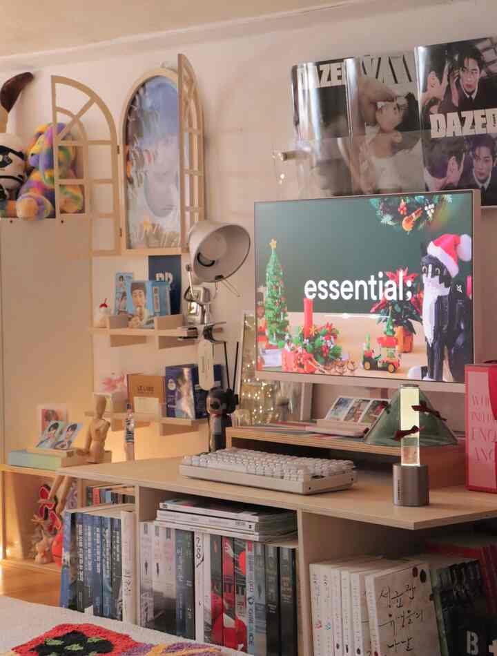 白と木目調の6畳ホームオフィス、デスク、モニター、ランプ、本棚が配置された落ち着いた雰囲気のインテリア