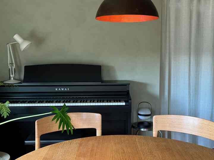 まだインテリア未完成のピアノコーナー
気に入ったアートに出会ったら飾りたいな

#デスクライト #ポーターズペイント #目隠しカーテン 