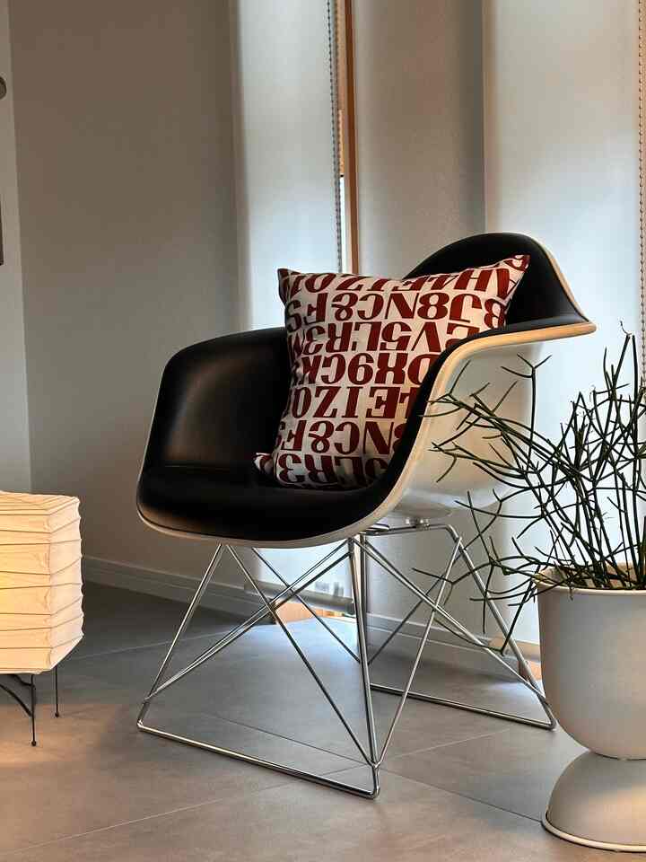 ファームリビングのポットはsサイズ
元々は黒
ペンキをスポンジに付けて叩いて塗って
白にしました

#ファームリビング