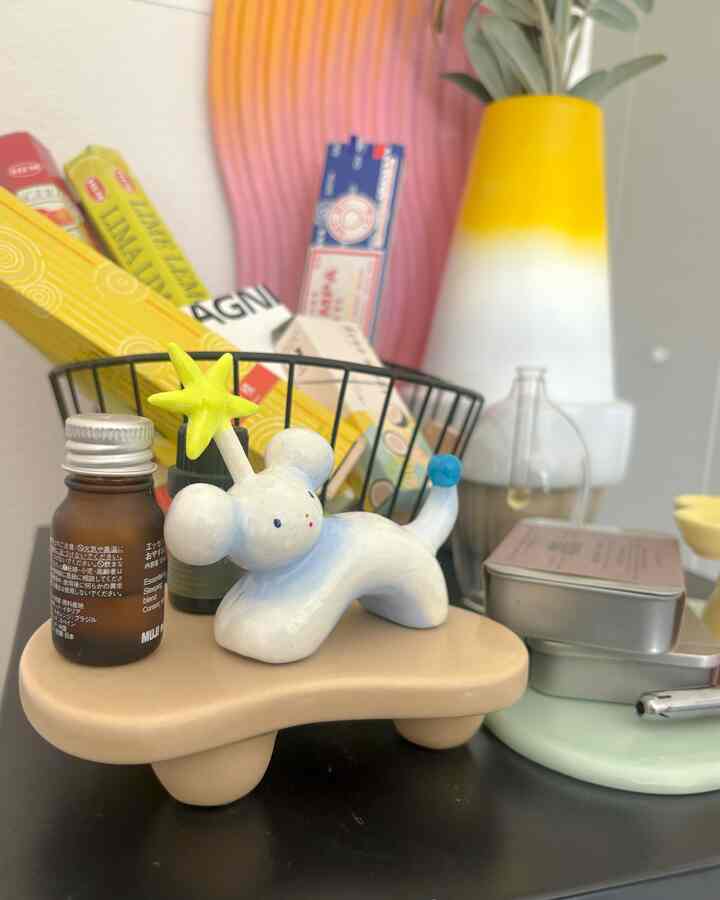 黄色とベージュのトーンでまとめられた一人暮らしの寝室、香とアロマのオブジェが置かれた雰囲気のあるインテリア