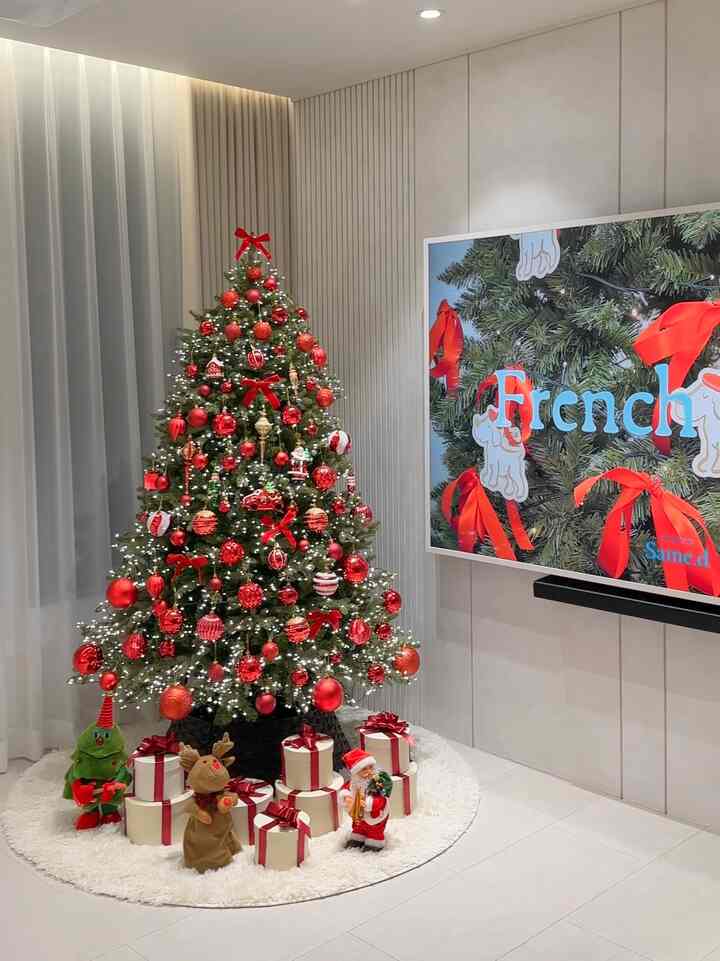 Tips for decorating a tree beautifully✨🎄

Green tree and red ornament combination, the basics of a tree ❤️

I like a fancy tree,

so I don't buy ornaments from just one place,

but I buy them from several places and combine them.. ✨

The ornaments in the photo are also from three places and I completed the tree!

And if you hang a lot of ornaments, 
You can use less expensive light bulbs, so it's cost-effective 😉

It's already December, which we've been waiting for ❄ ️
Let's all enjoy a happy Christmas 🎅🏻❤️

#Christmas tree #크리스마스소품 #크리스마스데코 #크리스마스장식 #크리스마스인테리어 #크리스마스파티 #크리스마스장면한컷 #크리스마스오너먼트 #크리스마스준비 #크리스마스리스 #크리스마스홈파티 #크리스마스diy #홈스타일링 #맞팔 #맞팔해요 #맞팔환영 #우리집포토존 #나도크리에이터 #오너먼트 #크리스마스가랜드 #크리스마스트리꾸미기 #크리스마스데코 #크리스마스준비 #크리스마스잇템 #크리스마스테이블 #트리추천 #오늘부터크리스마스 #나도있다크리스마스템