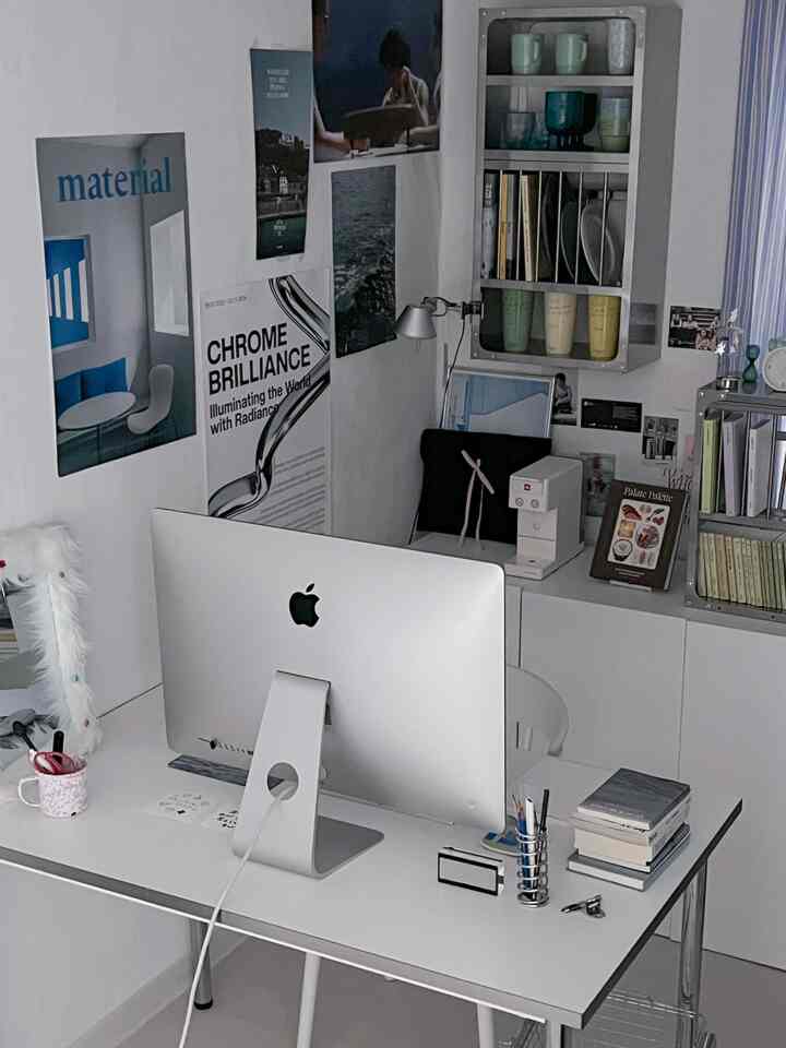 白とシルバーのトーンでまとめられた書斎、iMacと整然としたデスク、ポスターが配置されたモダンなワークスペース