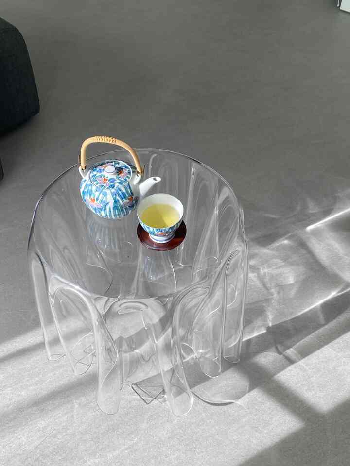 和のアイテムも似合うクリアテーブル。
キラキラ光を受けて綺麗🌟
菖蒲の柄が美しい茶器は祖母から譲り受けたもの。

#サイドテーブル #茶器 #急須 #ティータイム #お茶 #クリア系テーブル #クリアテーブル