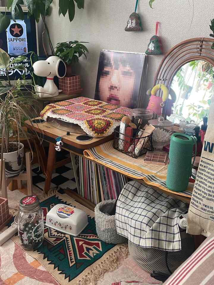 カラフルな色調の一人暮らしの部屋、デスクに植物とレコードが置かれた雰囲気のあるインテリア