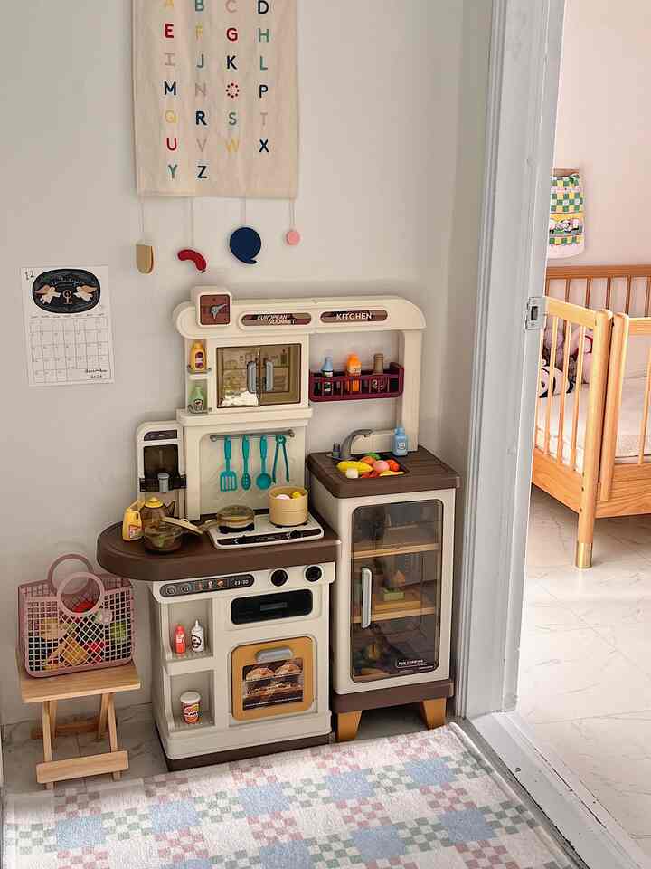Our little chef's cute and adorable kitchen space 
🥐🍟🍛🥫🧃

#Kitchen play #주방놀이소품 #주방놀이장난감 #아기장난감 #유아장난감 #아기방꾸미기 #아기방 #아기방인테리어 #오늘의육아 #육아일상 #육아용품 #육아꿀템 #아기있는집 #관사 #관사라이프 #관사라이프 #관사꾸미기 #군인관사 #주방놀이세트