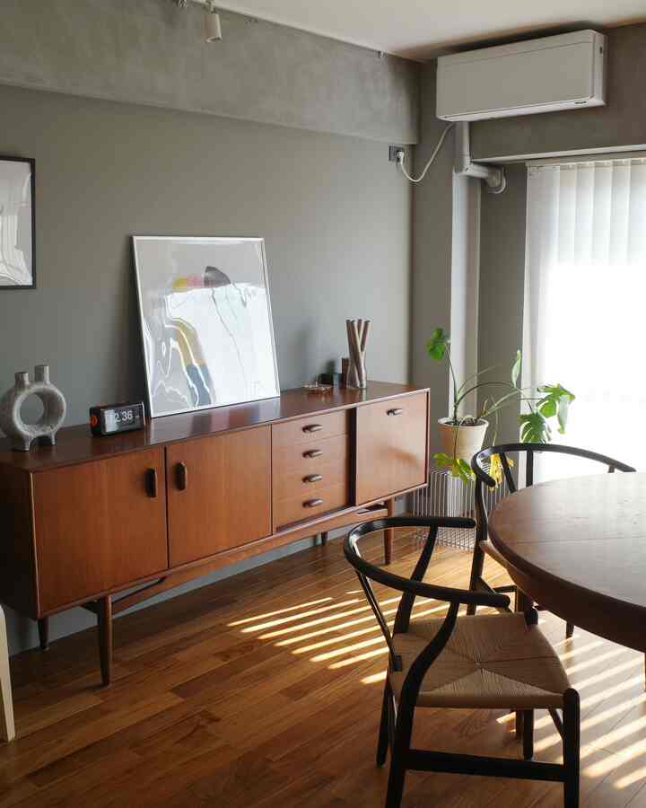 最近朝だいぶ寒くなってきたけど、リビングはあったかくて気持ちよい☀️

#midcentury
#renovation
#vintageinterior
#ミッドセンチュリーモダン
#中古マンションリノベーション
#リノベーション
#ヴィンテージインテリア
#北欧家具
#北欧インテリア
#montana #ワイヤーシェルフ
#yチェア #carlhansenandson
#gplanvintage
 #gplanfurniture
#ラウンドテーブル　#サイドボード
#ブラジリア　#アートポスター
#ronanbouroullec #twenco