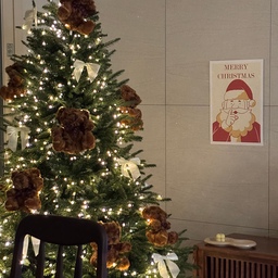 #merrychristmas 🎄
이사한 집에 크리스마스 준비부터 시작했어요 
빈 벽면에는 위드제트 산타 포스터로 귀엽게 꾸며주고 
더현대 부럽지 않은 귀여운 곰돌이 오너먼트들로 트리 가득 꾸며주기 :) 
거기에 월넛 색상에 내가 좋아하는 가구들로 분위기있게 
#위드제트 #크리스마스포스터 #크리스마스 #크리스마스소품 #크리스마스인테리어 #크리스마스트리 #산타포스터 #월넛가구 #원목테이블 #원목인테리어 #맞팔 #선팔 #좋아요 