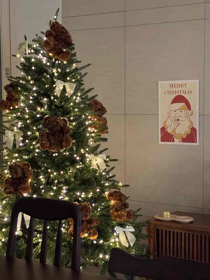#merrychristmas 🎄

引っ越した家にクリスマスの準備から始めました。 
空の壁にはウィジェットジェットサンタポスターでかわいい 
もっとモダンで羨ましくないかわいいクマのオーナメントで木いっぱいに飾ってください:) 
そこにウォールナットの色に私の好きな家具で雰囲気を持って 

＃ウィットジェット＃クリスマスポスター 